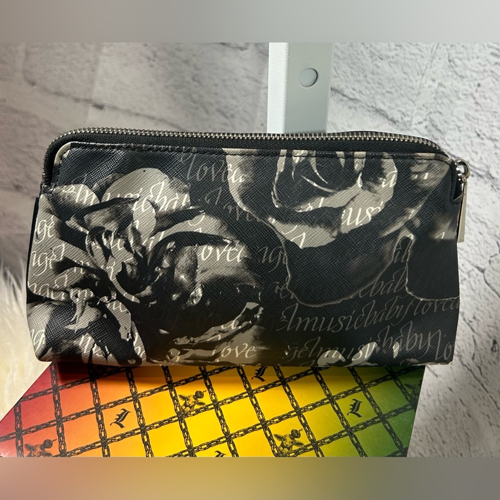 ❤️🔥L.A.M.B. Designer Roses Cosmetic Case❤️🔥 - Picture 6 of 9